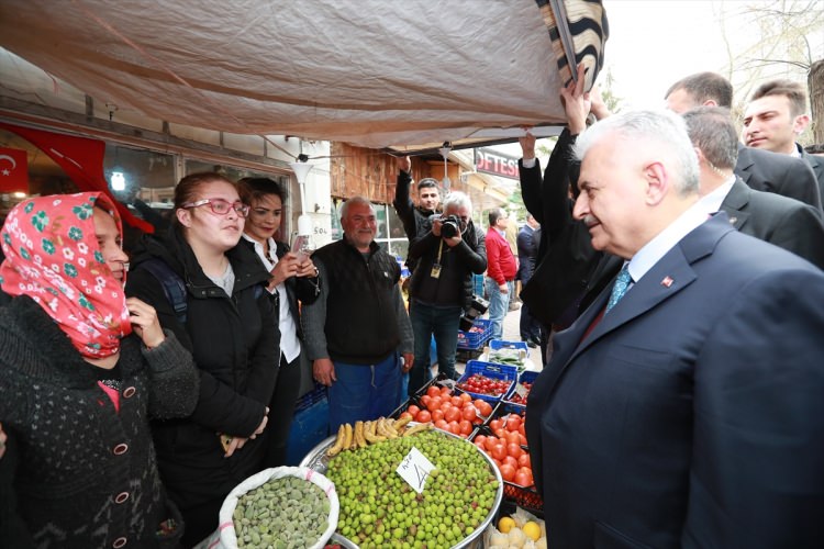 Başbakan Yıldırım berberde bir vatandaşı tıraş etti - 12