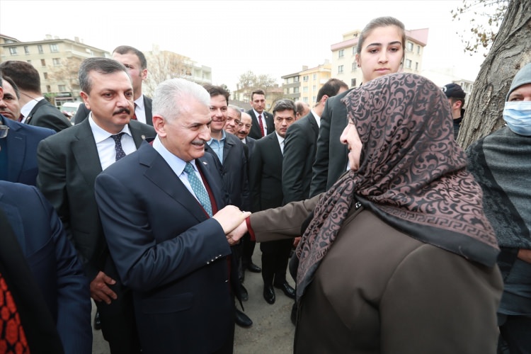 Başbakan Yıldırım berberde bir vatandaşı tıraş etti - 13