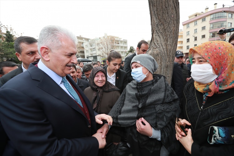 Başbakan Yıldırım berberde bir vatandaşı tıraş etti - 14