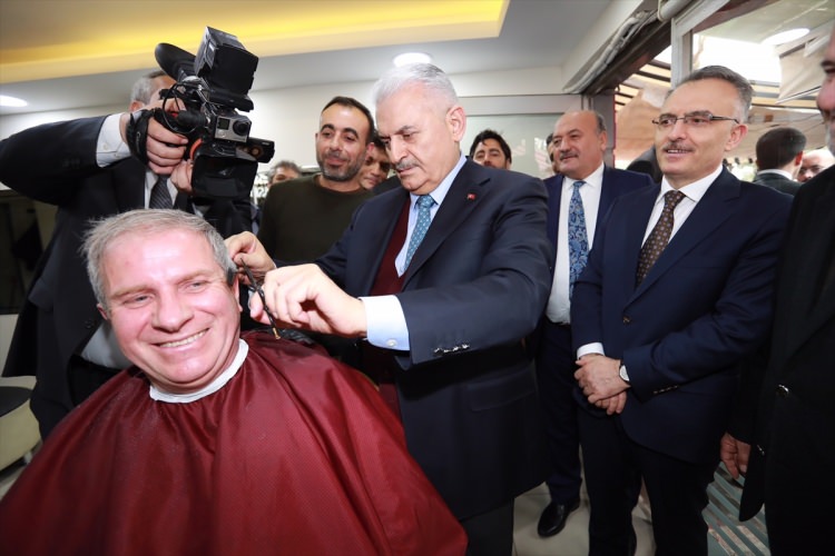 Başbakan Yıldırım berberde bir vatandaşı tıraş etti - 15