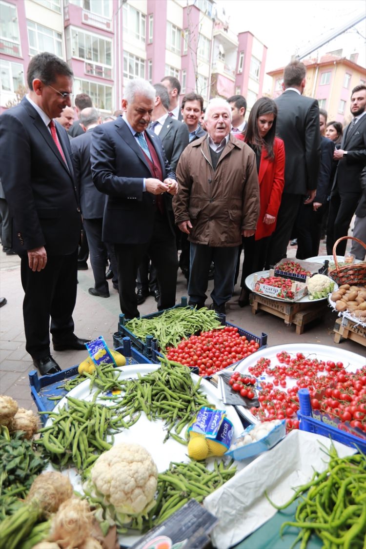 Başbakan Yıldırım berberde bir vatandaşı tıraş etti - 16
