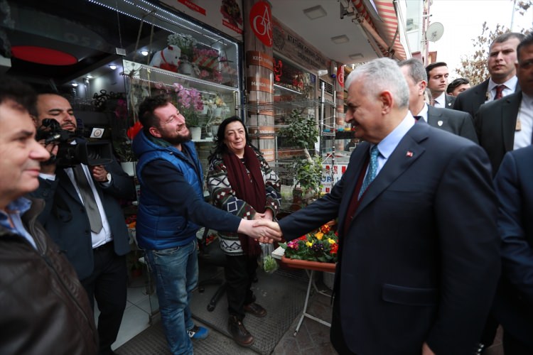 Başbakan Yıldırım berberde bir vatandaşı tıraş etti - 17