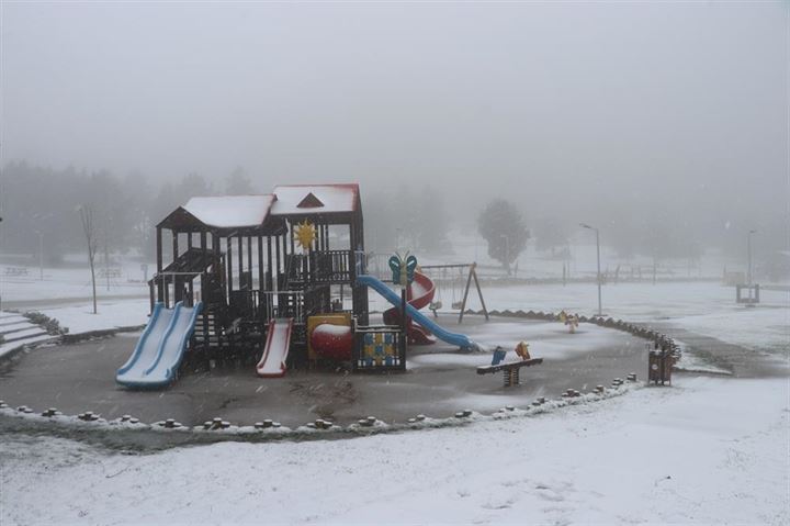 Bahar öncesi yaşanan kar yağışı şehri beyaza bürüdü - 1