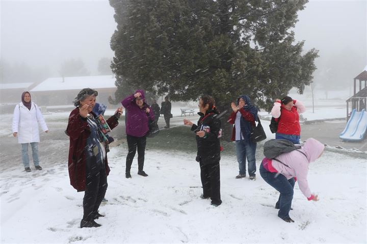 Bahar öncesi yaşanan kar yağışı şehri beyaza bürüdü - 4