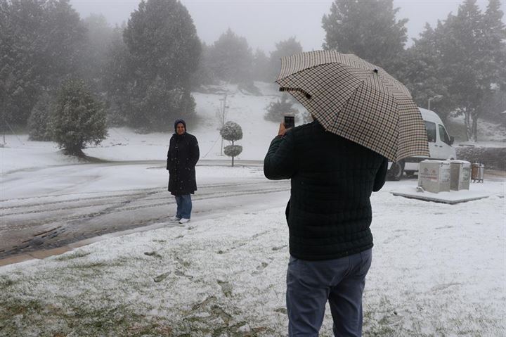 Bahar öncesi yaşanan kar yağışı şehri beyaza bürüdü - 5