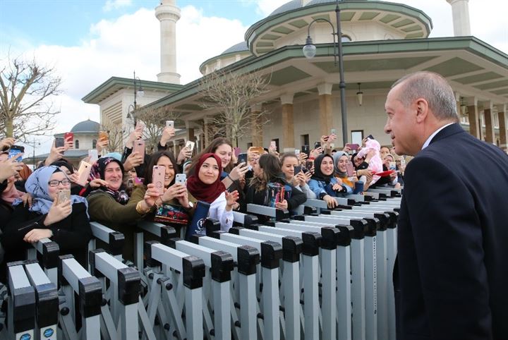 Cumhurbaşkanı Erdoğan’a Cuma namazı çıkışında sevgi seli - 3