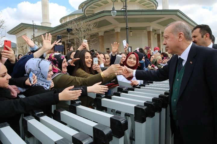 Cumhurbaşkanı Erdoğan’a Cuma namazı çıkışında sevgi seli - 4