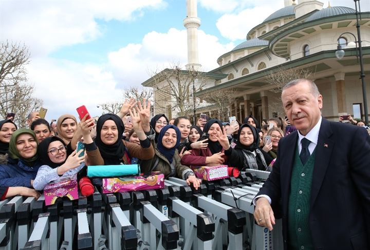 Cumhurbaşkanı Erdoğan’a Cuma namazı çıkışında sevgi seli - 5
