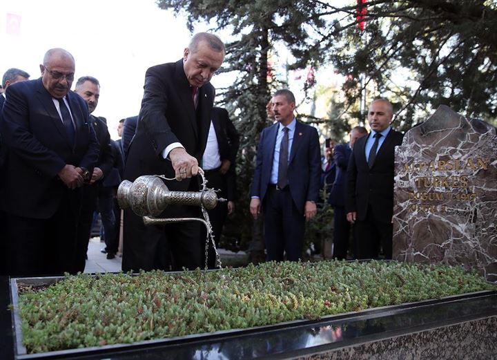 Cumhurbaşkanı Erdoğan Türkeş'in mezarını ziyaret etti - 4