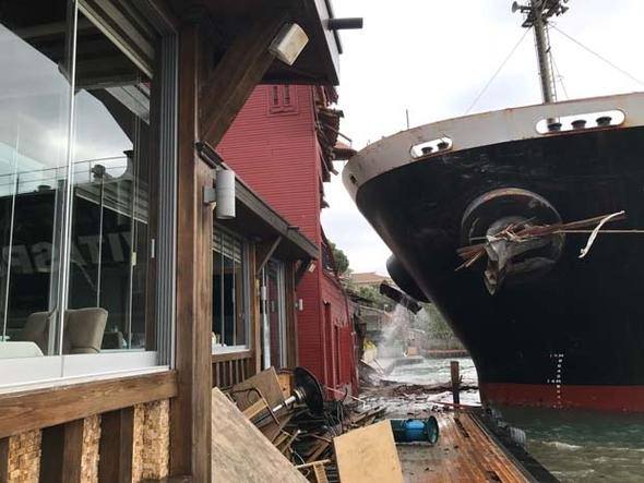 İstanbul Boğazı'nda gemi yalıya çarptı - 2