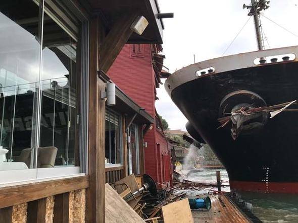 İstanbul Boğazı'nda gemi yalıya çarptı - 8