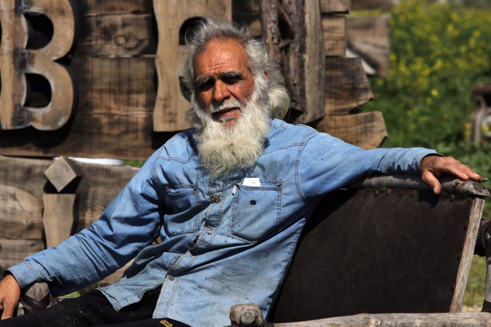 Yaşamını değiştirip yol kenarına kendi 'sarayı'nı kurdu - 1