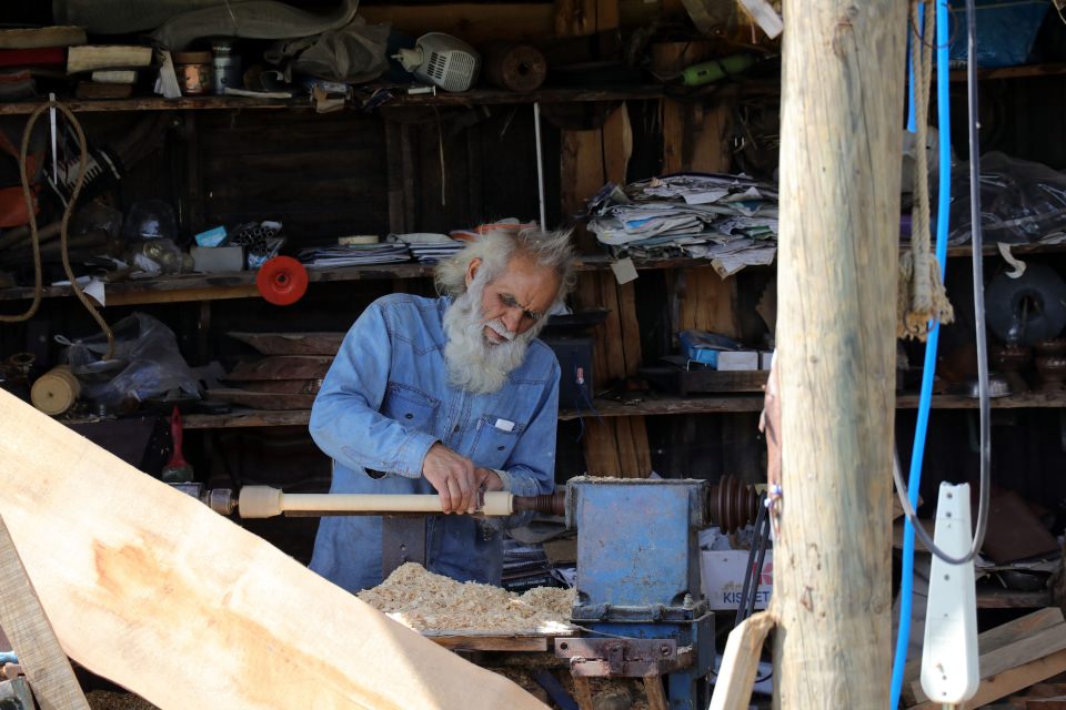 Yaşamını değiştirip yol kenarına kendi 'sarayı'nı kurdu - 3
