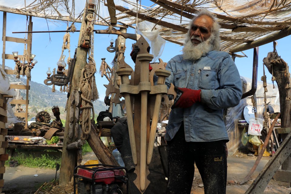 Yaşamını değiştirip yol kenarına kendi 'sarayı'nı kurdu - 7