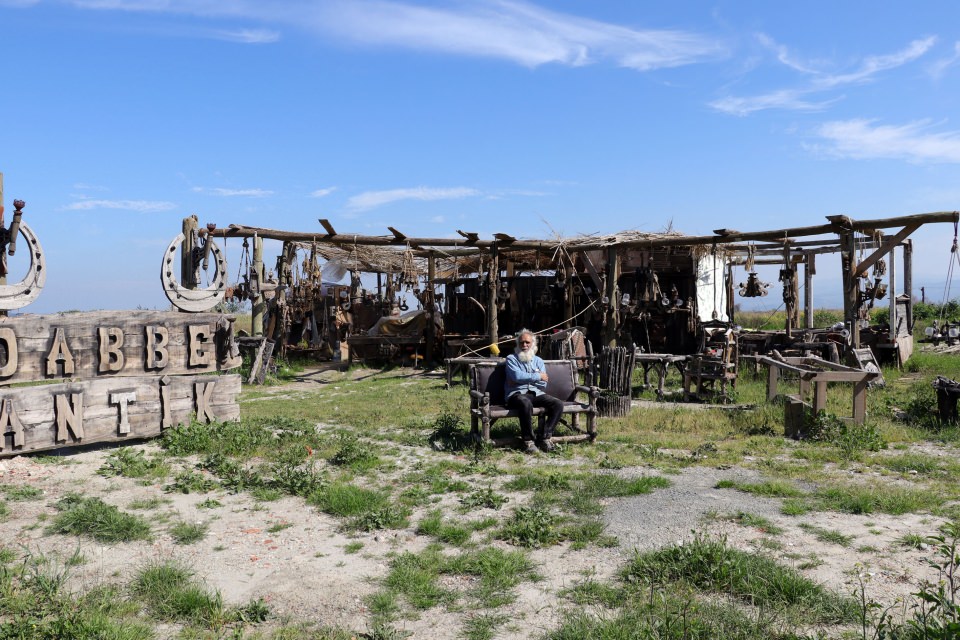 Yaşamını değiştirip yol kenarına kendi 'sarayı'nı kurdu - 10