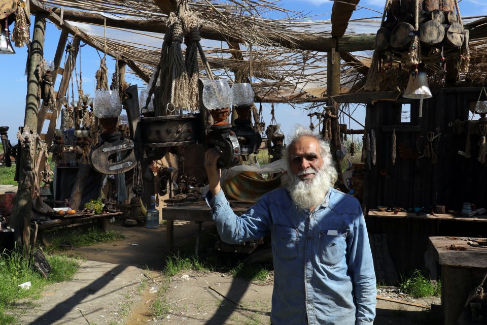 Yaşamını değiştirip yol kenarına kendi 'sarayı'nı kurdu - 11