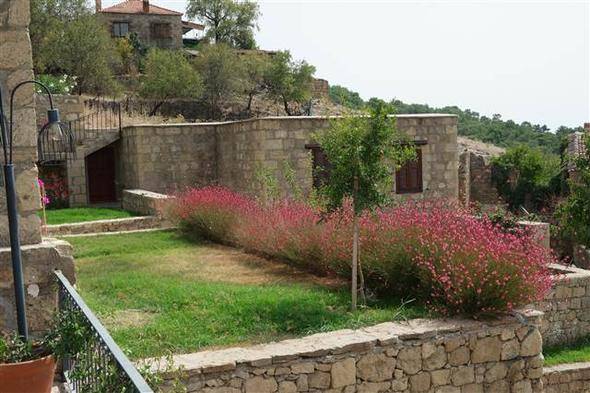 Herkes bu köye gidiyor! Ahırları bile kafe yaptılar - 5