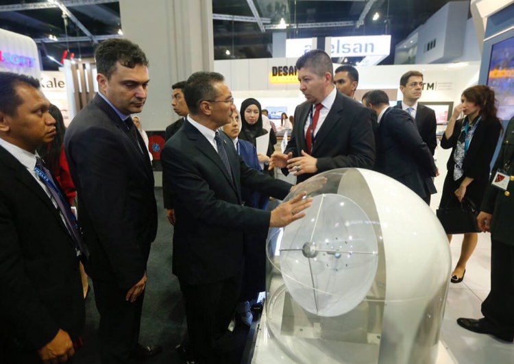 Milli savaş uçağı dev fuarda göründü - 2