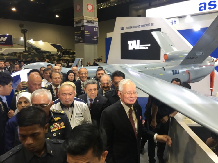 Milli savaş uçağı dev fuarda göründü - 3