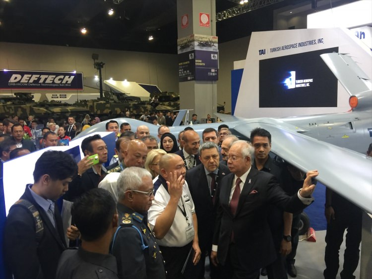 Milli savaş uçağı dev fuarda göründü - 4