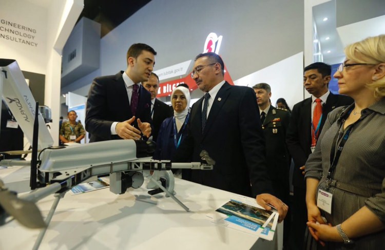 Milli savaş uçağı dev fuarda göründü - 5