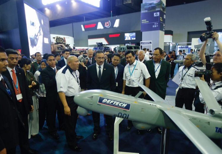 Milli savaş uçağı dev fuarda göründü - 6