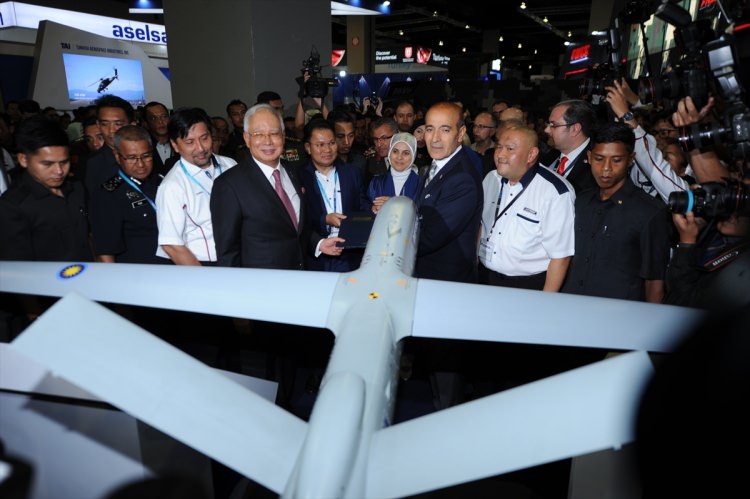 Milli savaş uçağı dev fuarda göründü - 7