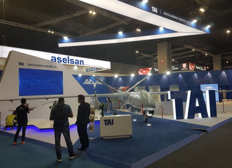 Milli savaş uçağı dev fuarda göründü - 8