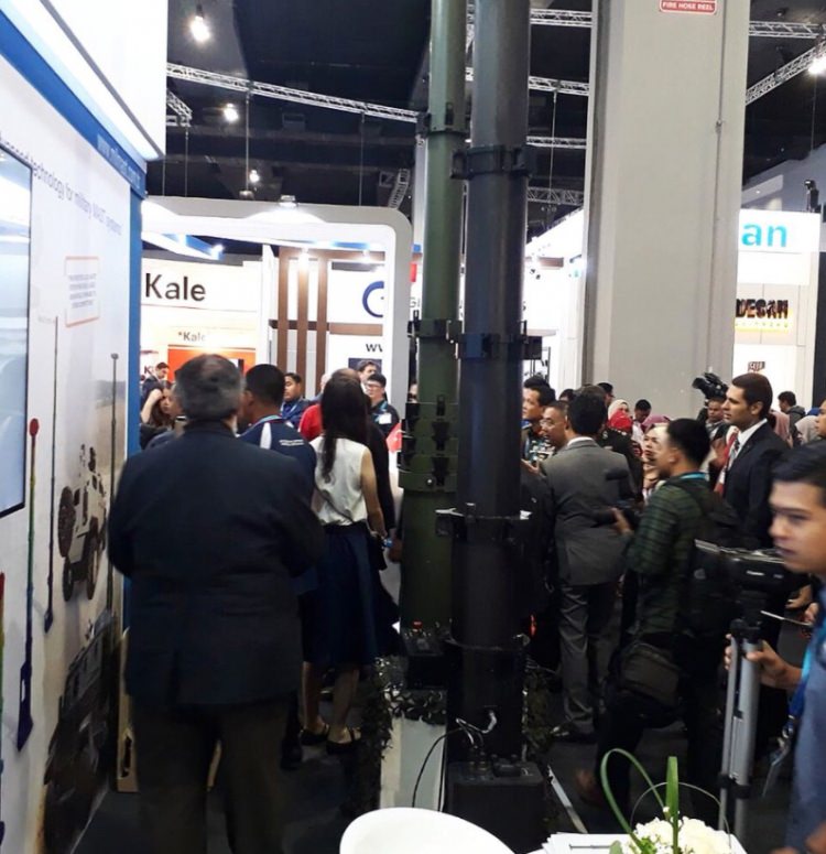 Milli savaş uçağı dev fuarda göründü - 9