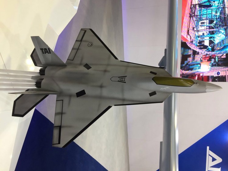 Milli savaş uçağı dev fuarda göründü - 10