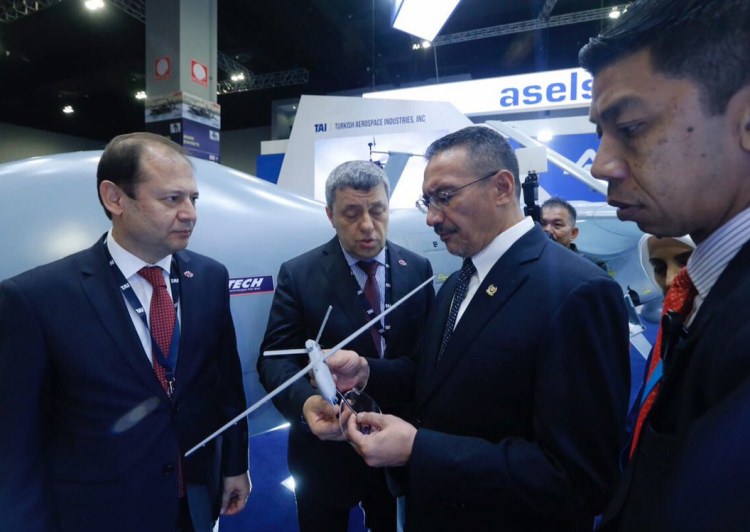 Milli savaş uçağı dev fuarda göründü - 12