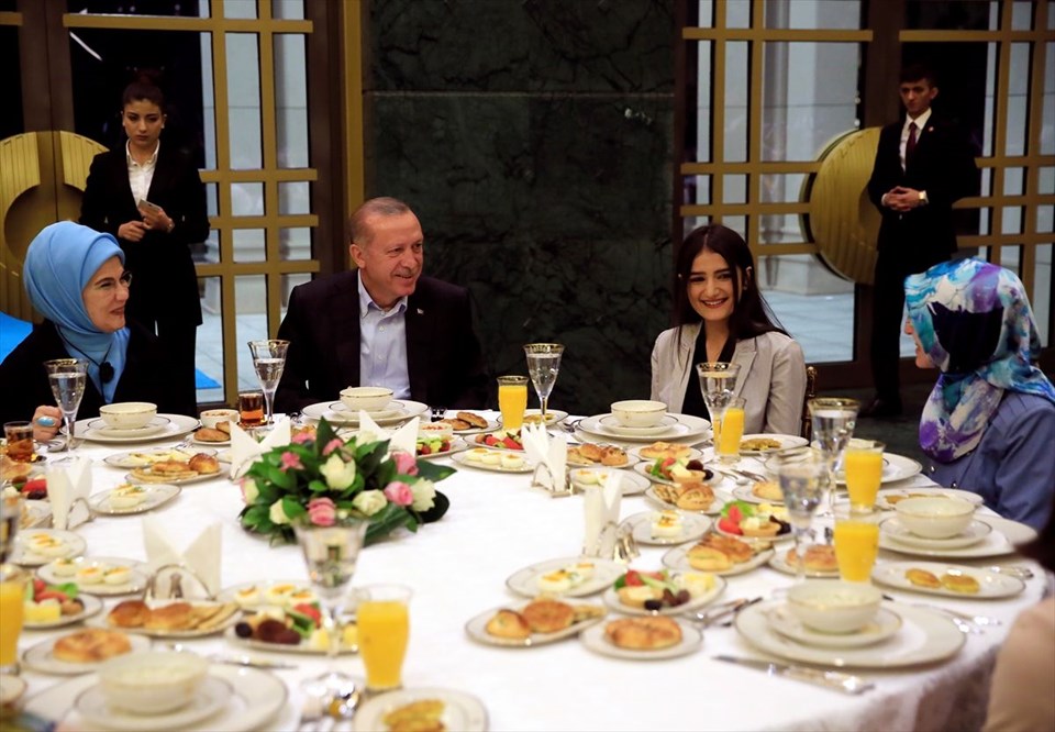 Cumhurbaşkanı Erdoğan ve eşi Emine Erdoğan Külliye'de gençlerle sahur yaptı - 0