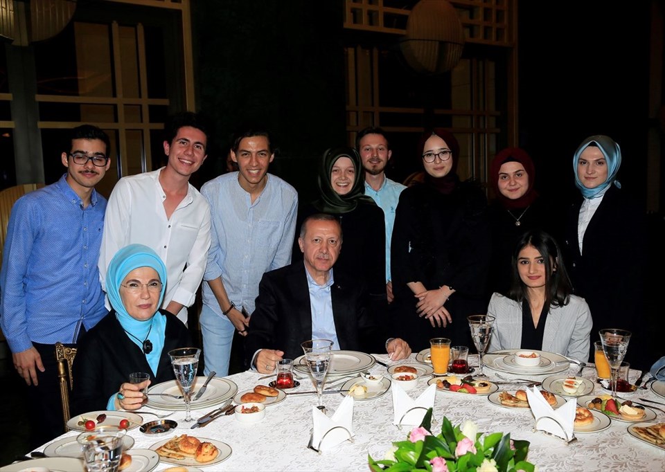 Cumhurbaşkanı Erdoğan ve eşi Emine Erdoğan Külliye'de gençlerle sahur yaptı - 0