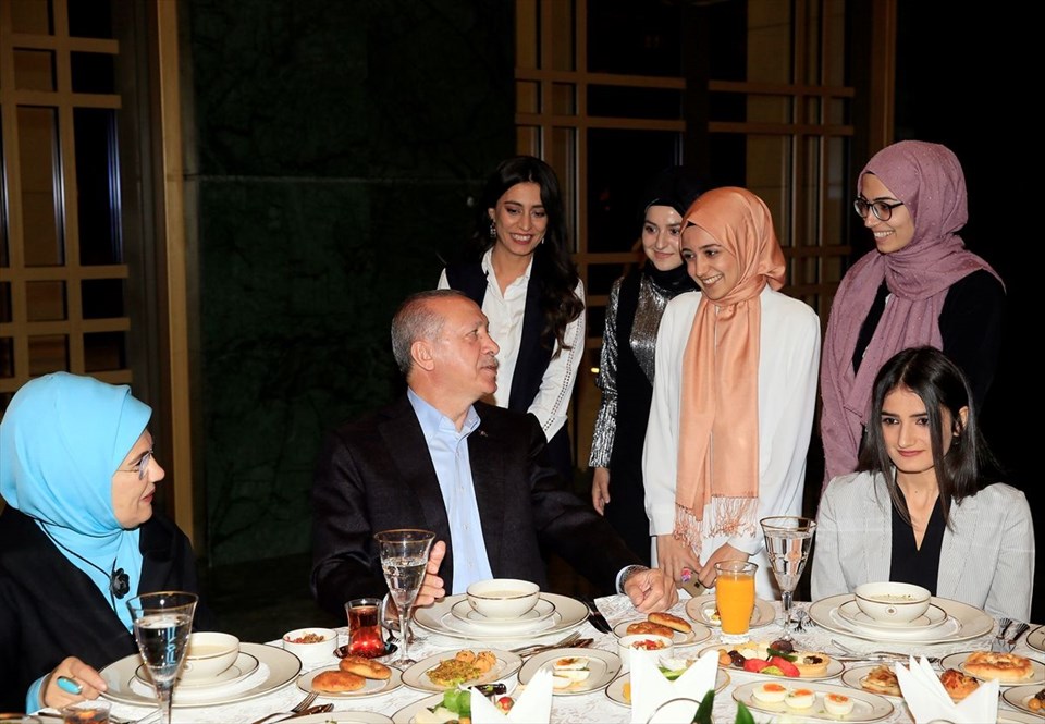 Cumhurbaşkanı Erdoğan ve eşi Emine Erdoğan Külliye'de gençlerle sahur yaptı - 0