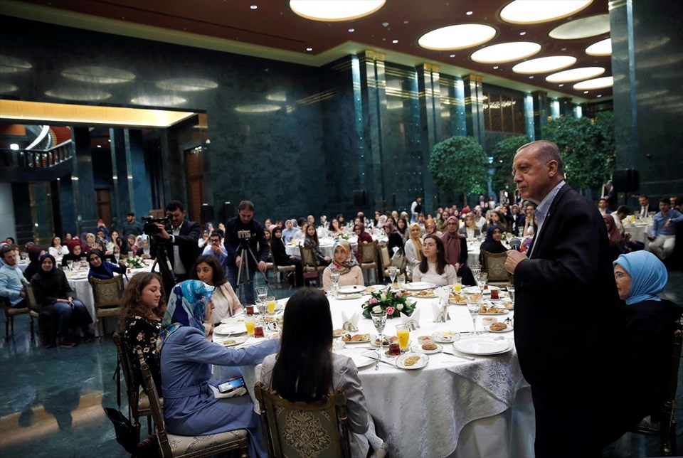 Cumhurbaşkanı Erdoğan ve eşi Emine Erdoğan Külliye'de gençlerle sahur yaptı - 0