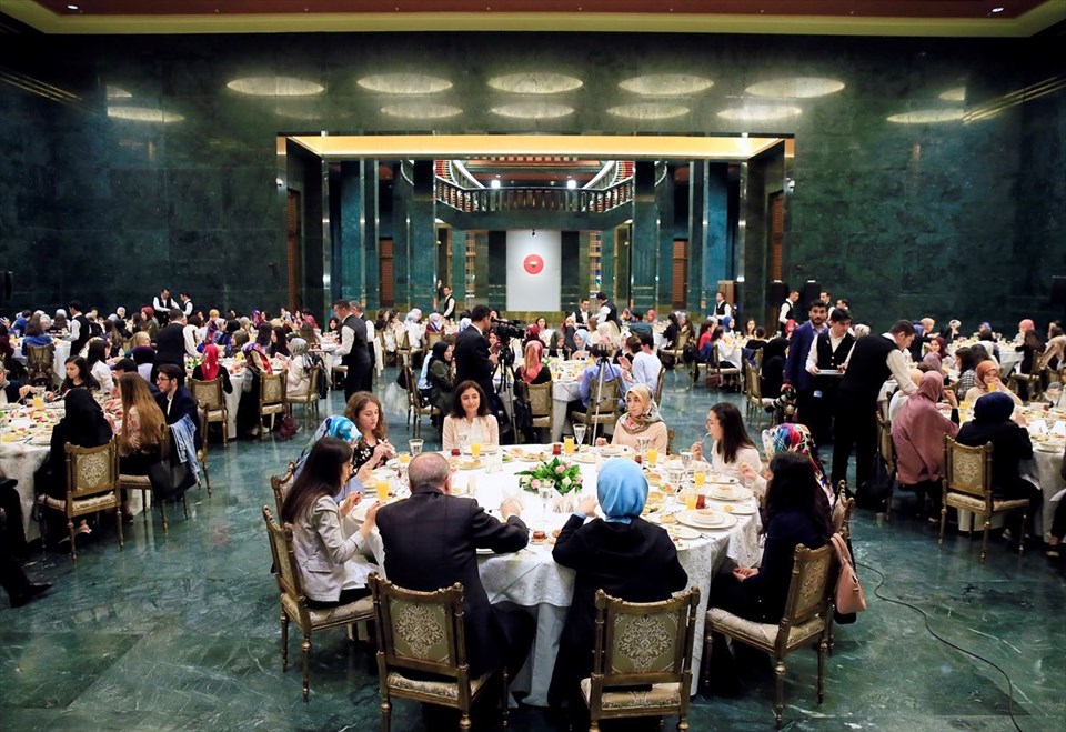 Cumhurbaşkanı Erdoğan ve eşi Emine Erdoğan Külliye'de gençlerle sahur yaptı - 0