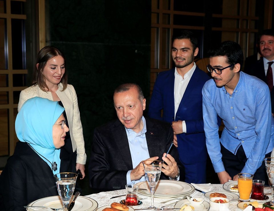 Cumhurbaşkanı Erdoğan ve eşi Emine Erdoğan Külliye'de gençlerle sahur yaptı - 0