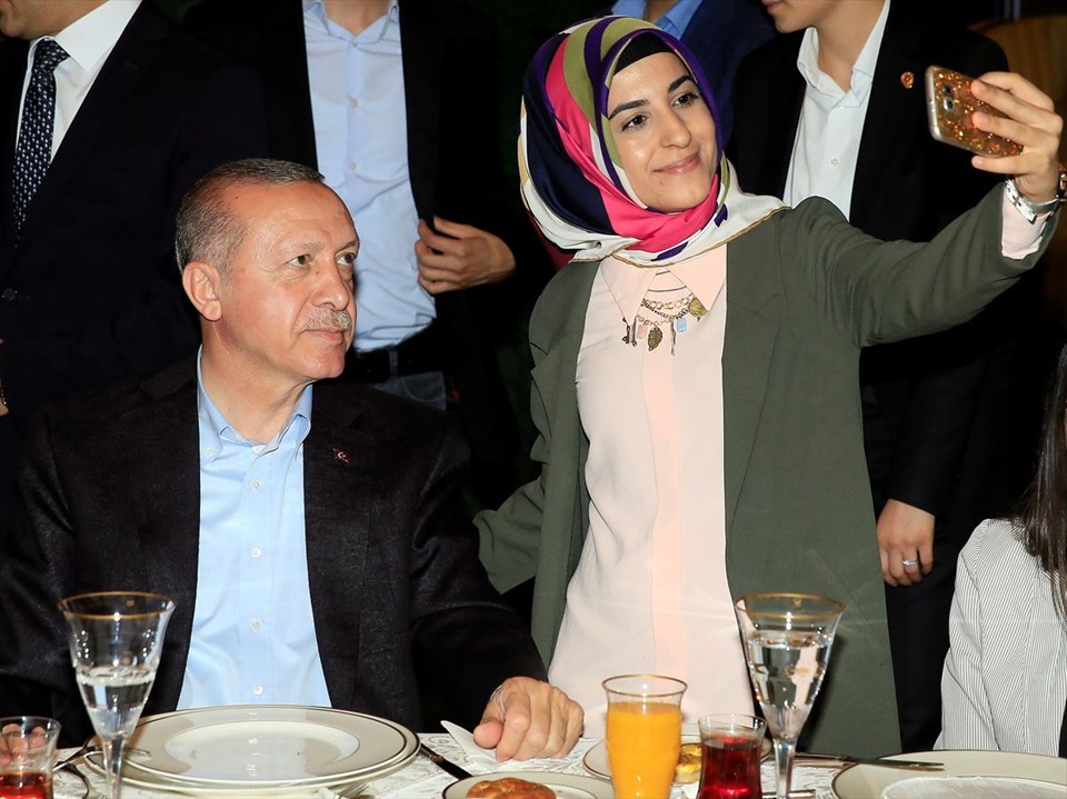 Cumhurbaşkanı Erdoğan ve eşi Emine Erdoğan Külliye'de gençlerle sahur yaptı - 0
