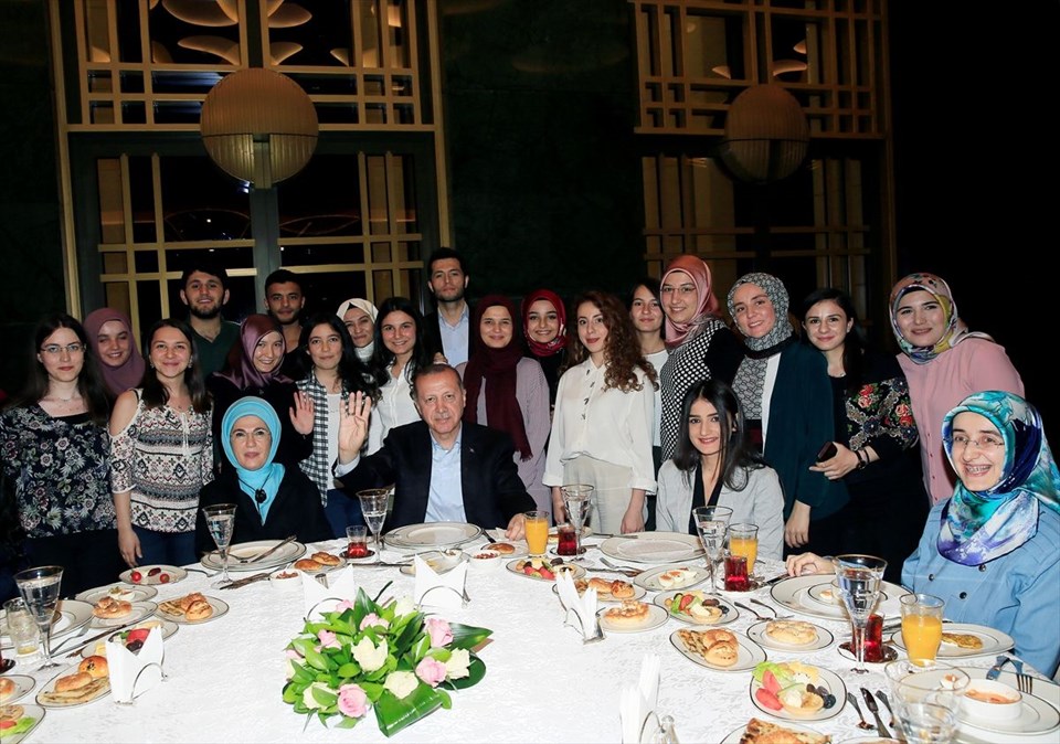 Cumhurbaşkanı Erdoğan ve eşi Emine Erdoğan Külliye'de gençlerle sahur yaptı - 0