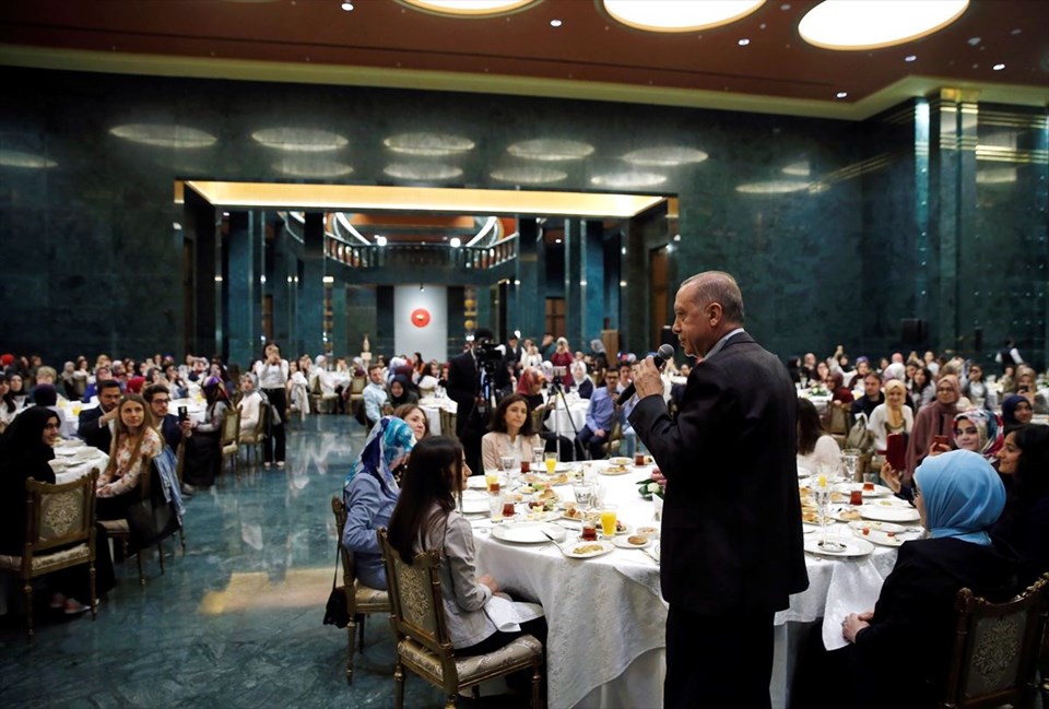Cumhurbaşkanı Erdoğan ve eşi Emine Erdoğan Külliye'de gençlerle sahur yaptı - 0