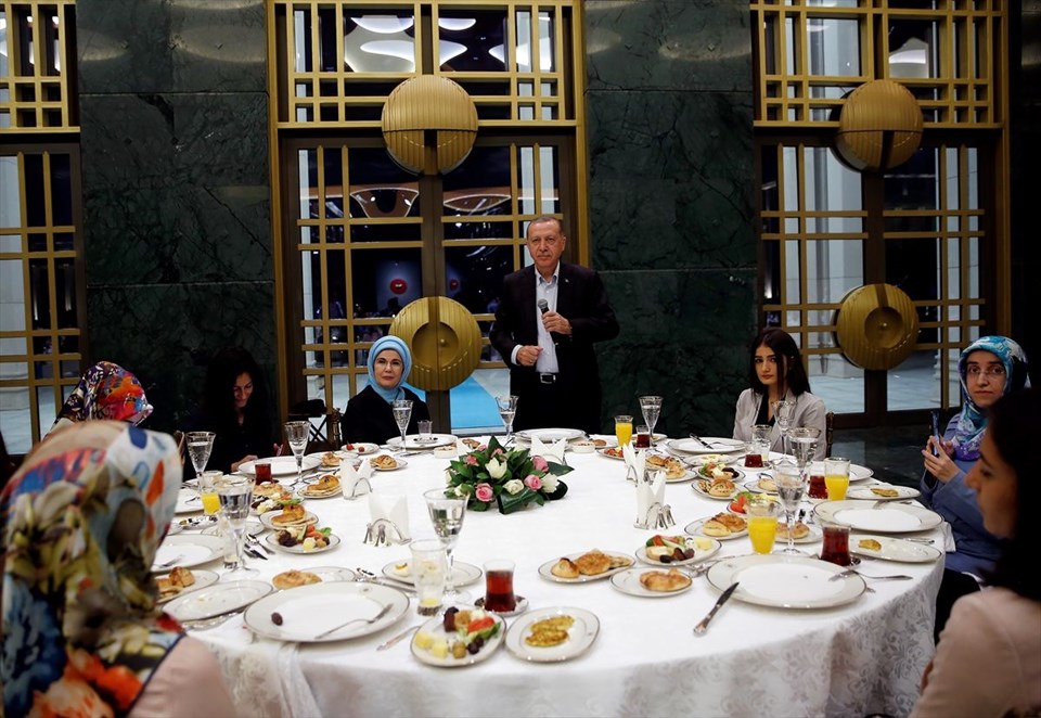 Cumhurbaşkanı Erdoğan ve eşi Emine Erdoğan Külliye'de gençlerle sahur yaptı - 0
