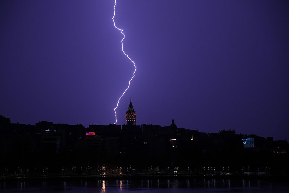 İstanbul'un zor gecesi: Karanlığı şimşekler aydınlattı - 0