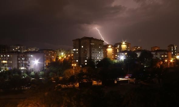 İstanbul'un zor gecesi: Karanlığı şimşekler aydınlattı - 0