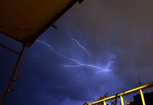 İstanbul'un zor gecesi: Karanlığı şimşekler aydınlattı - 0