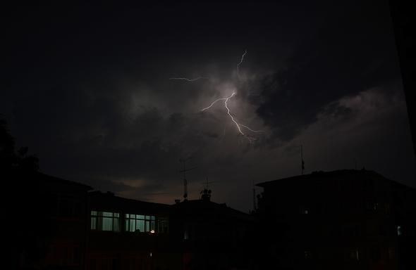 İstanbul'un zor gecesi: Karanlığı şimşekler aydınlattı - 0