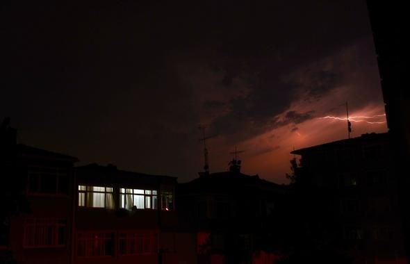 İstanbul'un zor gecesi: Karanlığı şimşekler aydınlattı - 0
