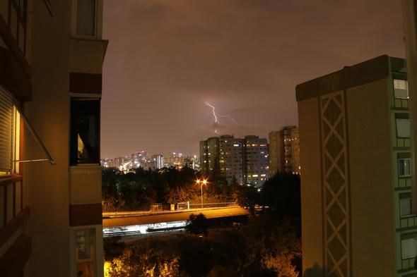 İstanbul'un zor gecesi: Karanlığı şimşekler aydınlattı - 0