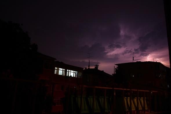 İstanbul'un zor gecesi: Karanlığı şimşekler aydınlattı - 0