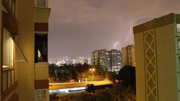 İstanbul'un zor gecesi: Karanlığı şimşekler aydınlattı - 0