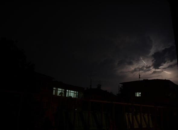 İstanbul'un zor gecesi: Karanlığı şimşekler aydınlattı - 0